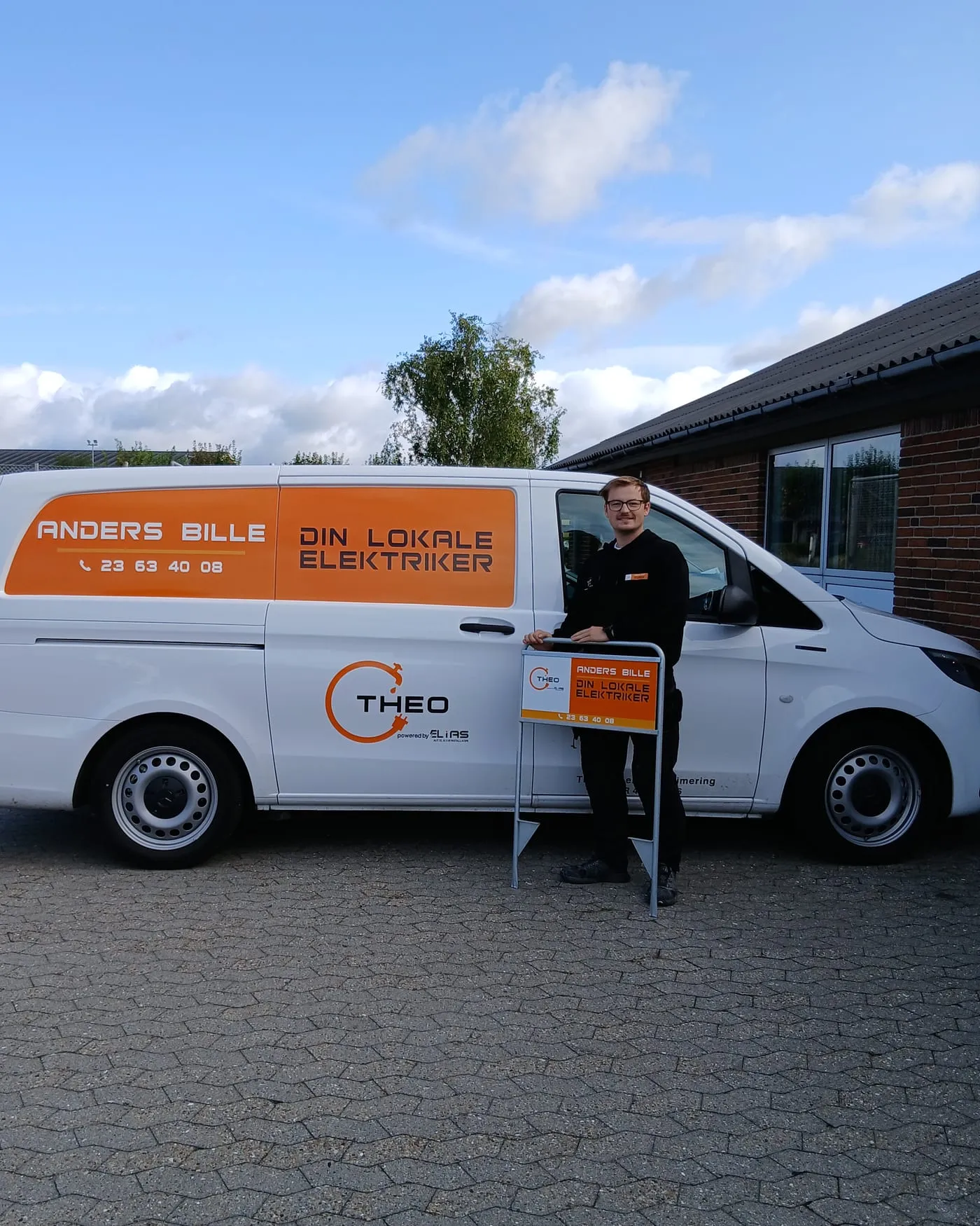 Anders Bille, elektrikeren bag el-arbejdet hos Thorsing & Zuzic, ved THEO-bilen