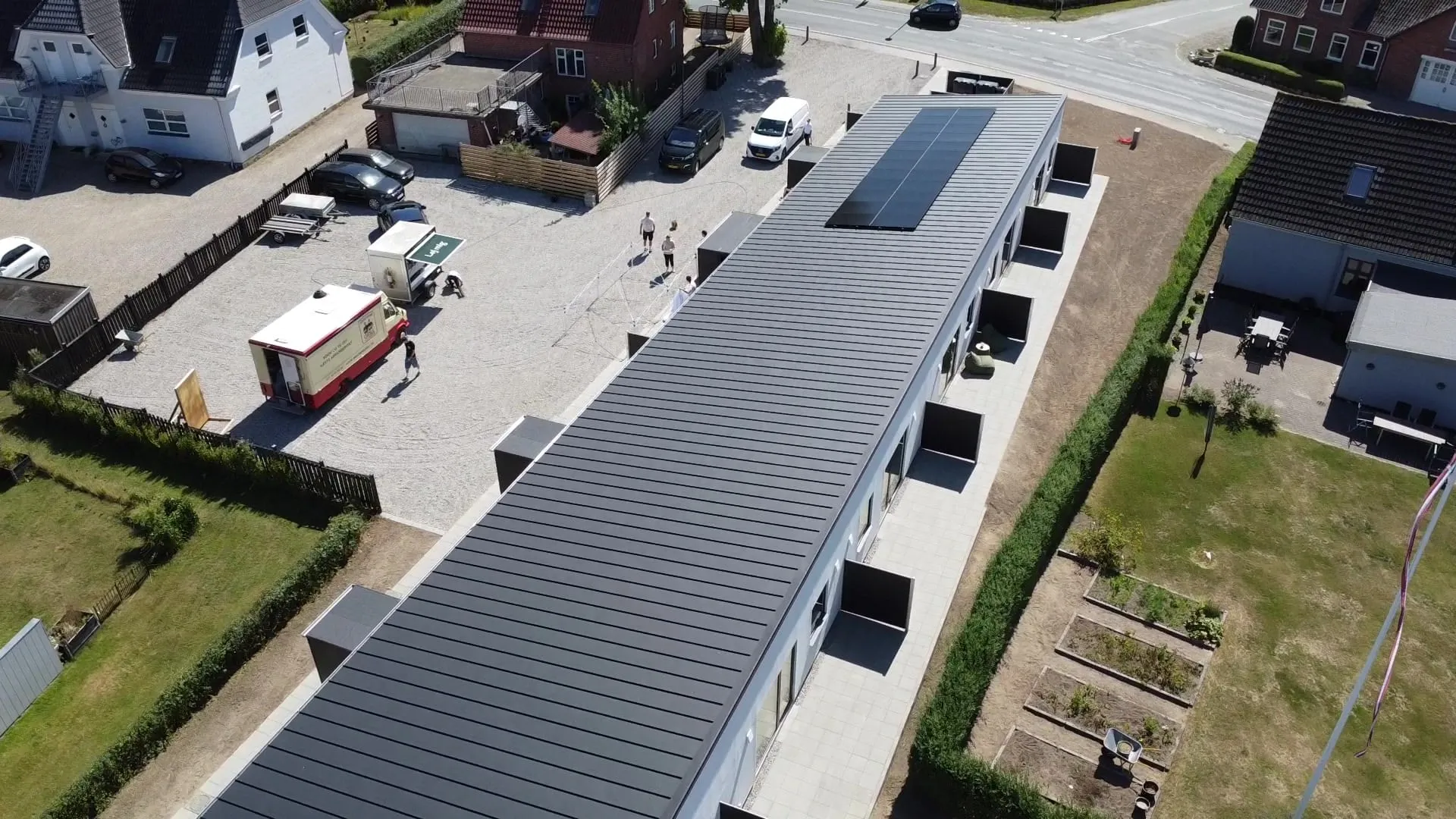 Assensvej 56A set fra oven: syv boliger under én tagflade med solceller