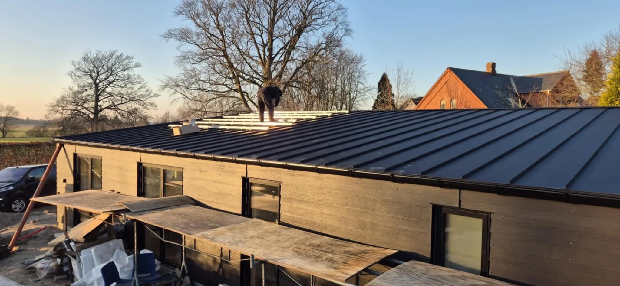 Solcellepaneler monteret på et sort klikfals-ståltag
