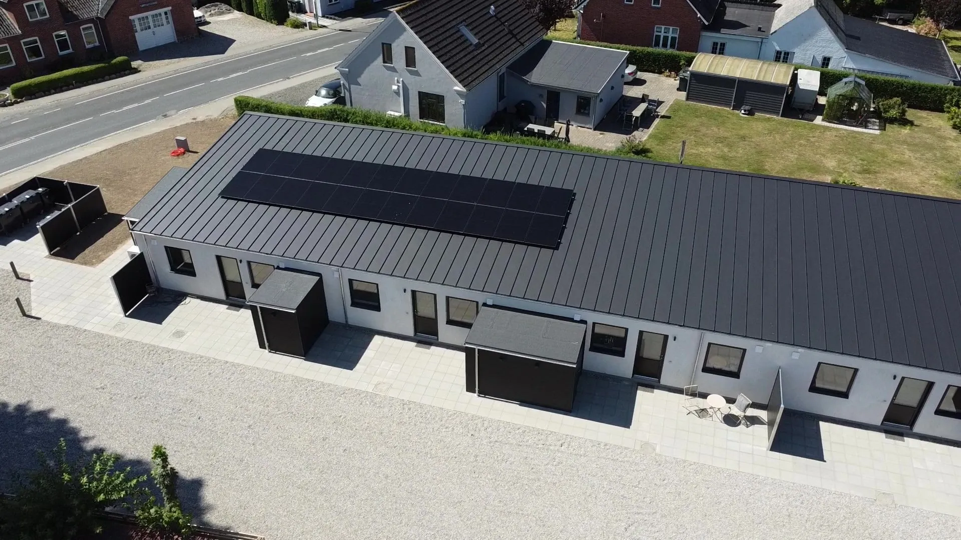 Klikfals-ståltag i antracit på Assensvej 56A i Stenstrup set fra oven, med solcelleanlægget monteret på tagfladen