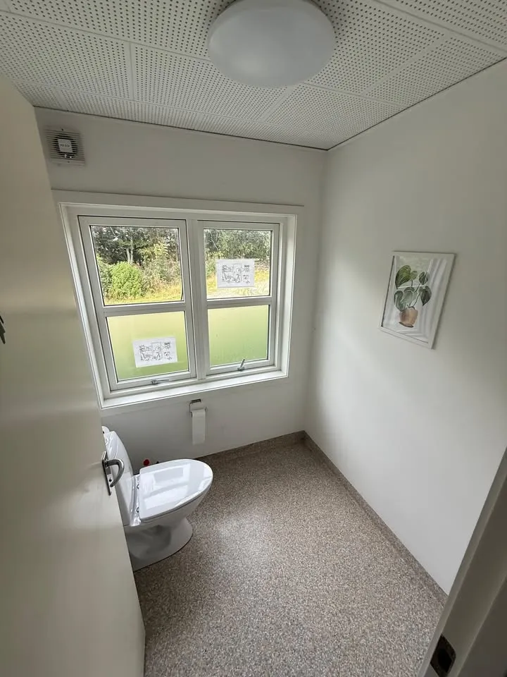 Toilet på Hundtofte 14A med vindue og lyse vægge